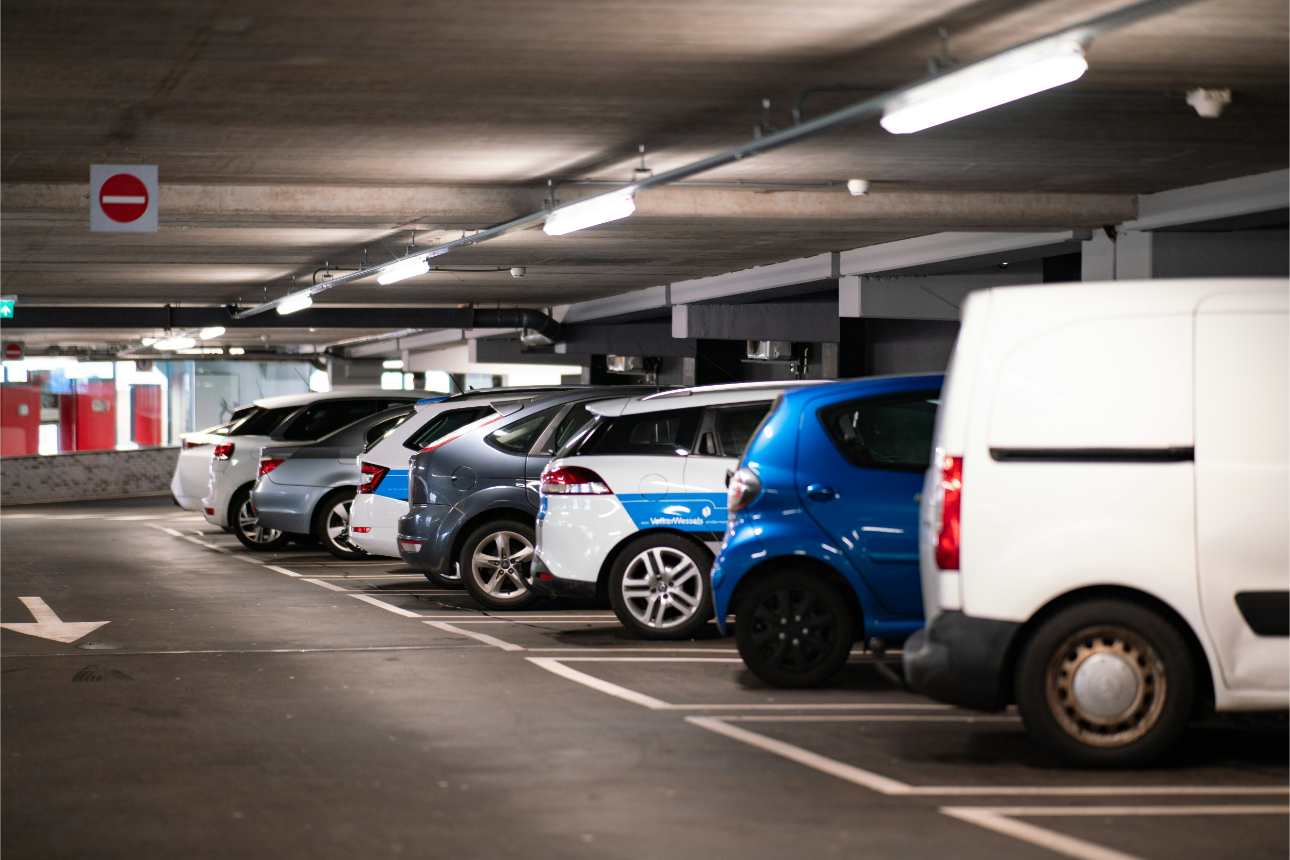 Coches aparcados en una planta de parking