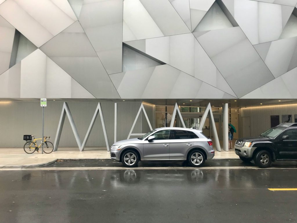 Coche aparcado en frente de letras que ponen Miami